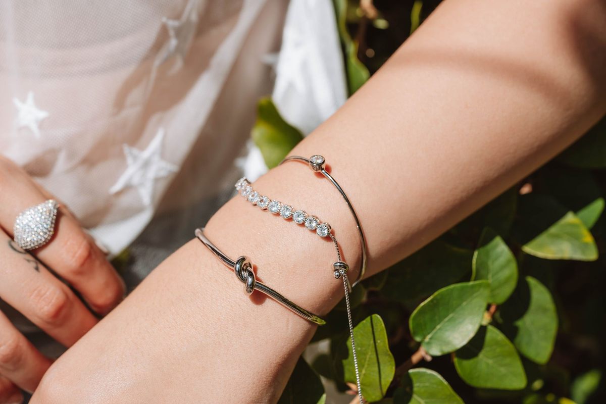 Contact d'une bague en métal avec la peau