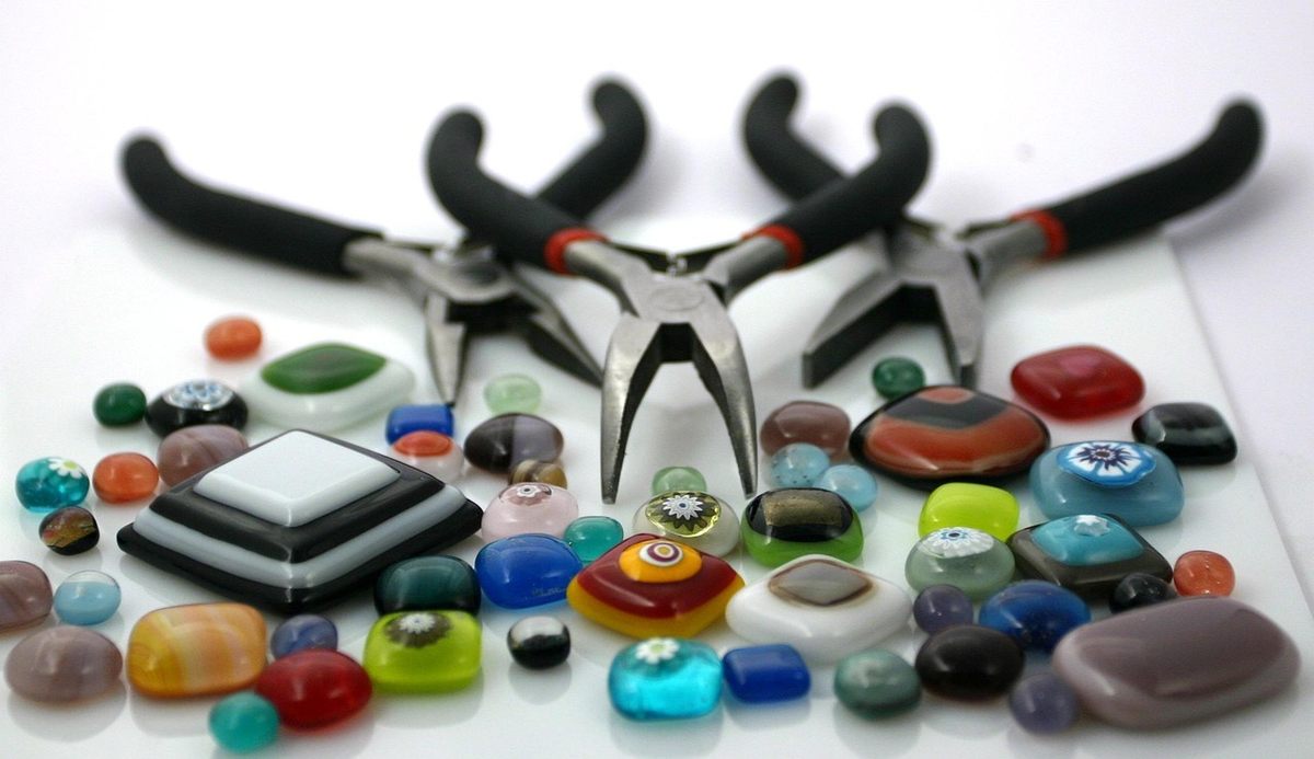 Pinceaux, perles, pierres et plateau blanc, scène de création artisanale