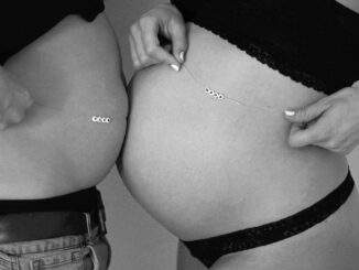 Un bola de grossesse pour la baby shower : le bijou qui parle au bébé