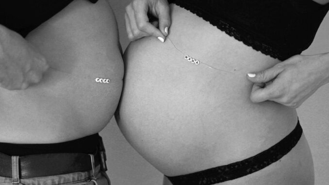 Un bola de grossesse pour la baby shower : le bijou qui parle au bébé