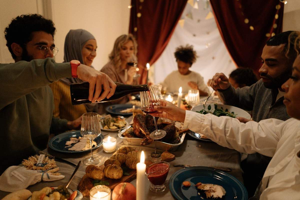 Groupe de personnes levant des verres lors d'un repas de fête